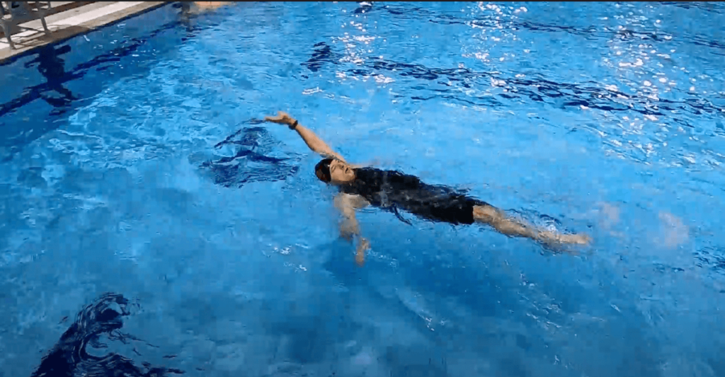 Rückenrollwende Schritt 1 Anschwimmen